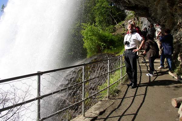 Hinter dem Wasserfall