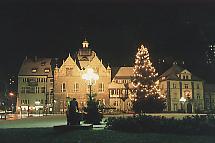 Marktplatz mit Rathaus in der Weihnachtszeit